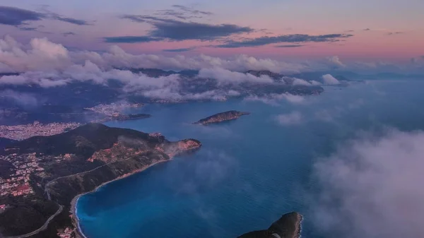 Dağlarla Adriyatik Deniz Kıyısında Karadağ Budva Kenti Alacakaranlık Bulutlarıyla Hava — Stok fotoğraf