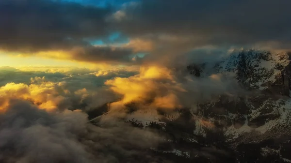 Letecký Pohled Skalnaté Hory Při Úžasném Barevném Západu Slunce Dolomitech — Stock fotografie