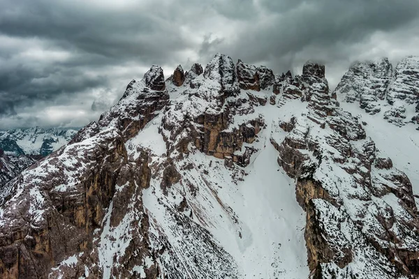 Luchtfoto Van Rotsachtige Bergen Bewolkte Lucht Dolomieten Italië — Stockfoto