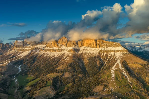 Vista Aérea Incríveis Montanhas Rochosas Neve Pôr Sol Dolomites Itália — Fotografia de Stock