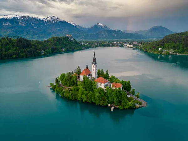 在斯洛文尼亚的一个小岛上 与圣母升天朝圣教堂一起鸟瞰布莱德湖景 — 图库照片