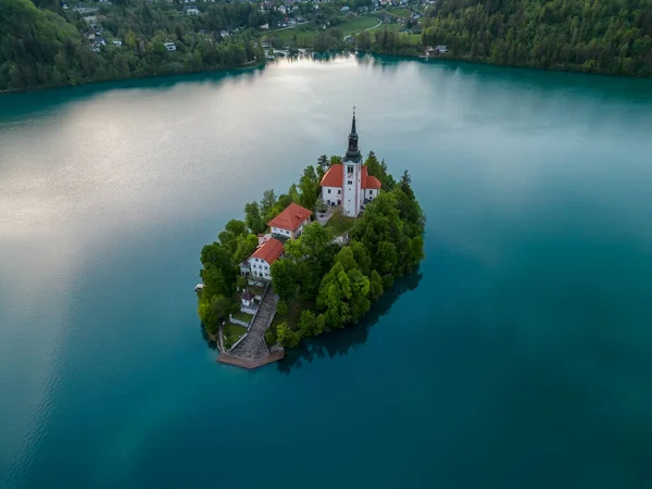 斯洛文尼亚日落后在小岛上与圣母升天朝圣教堂一起鸟瞰布莱德湖 — 图库照片