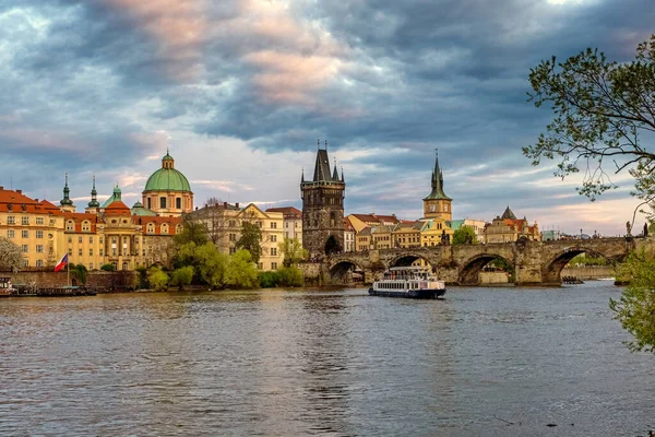 布拉格古城 查尔斯桥和Vltava河日落时分普拉哈市景观 — 图库照片