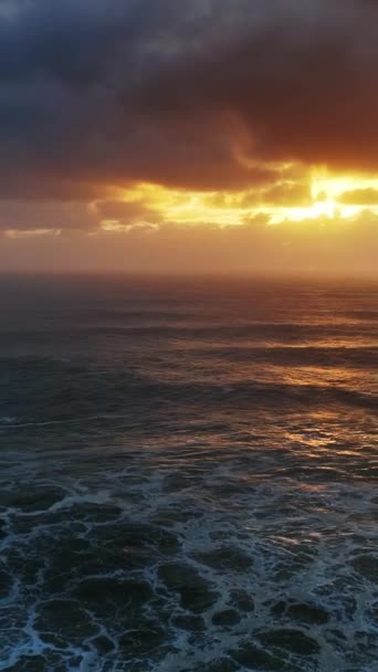 Pemandangan Udara Pada Gelombang Besar Samudera Atlantik Dan Langit Matahari — Stok Video
