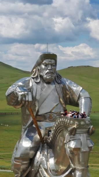 在蒙古乌兰巴托的草原上俯瞰成吉思汗的巨大的马术雕像 垂直录像 — 图库视频影像