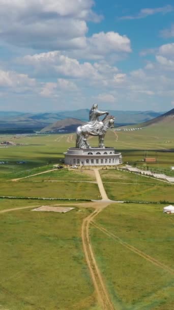 Luchtfoto Rondom Het Enorme Ruiterstandbeeld Van Genghis Khan Steppe Mongolië — Stockvideo