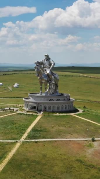 Lotnisko Wokół Widoku Ogromnego Posągu Jeździeckiego Czyngis Chana Stepie Mongolii — Wideo stockowe