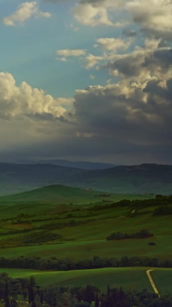 ファームハウスや丘 ブドウ畑 イタリア タイムラプスと日没のトスカーナの風景 垂直ビデオ — ストック動画