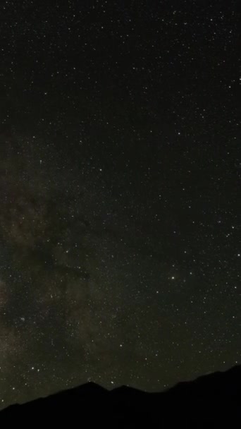 Schöner Nachthimmel Mit Milchstraße Und Sternen Über Bergen Zeitraffer Vertikales — Stockvideo