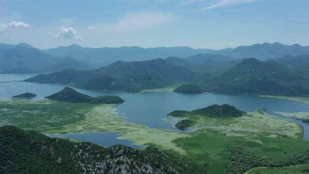 Vista Aérea Belo Lago Skadar Entre Montanhas Verão Montenegro Panorama — Vídeo de Stock