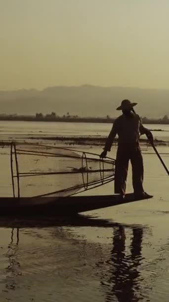Mjanma Atrakcją Turystyczną Tradycyjni Birmańscy Rybacy Siecią Rybacką Nad Jeziorem — Wideo stockowe
