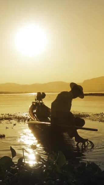 ミャンマー旅行の魅力のランドマーク ミャンマーのインレー湖で漁網を持つ伝統的なビルマの漁師は 独特の1本足の漕ぎスタイルで有名です 垂直ビデオ — ストック動画
