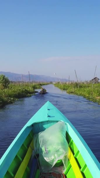 Σκάφος Επιπλέει Μεταξύ Των Πλωτών Κήπων Στη Λίμνη Inle Μιανμάρ — Αρχείο Βίντεο
