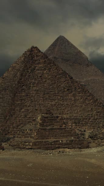 Timelapse Zachmurzeniami Słońca Nad Wielkimi Piramidami Giza Cairo Egipcie Pionowe — Wideo stockowe