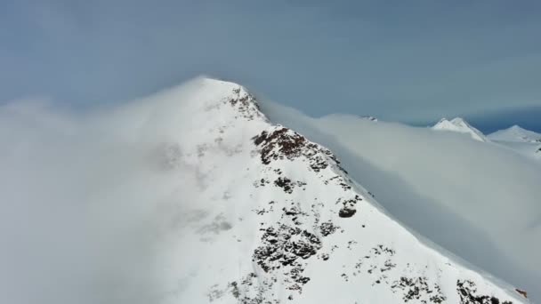 Vista Aérea Torno Montanha Neve Paisagem Com Nuvens Alpes Montanhas — Vídeo de Stock