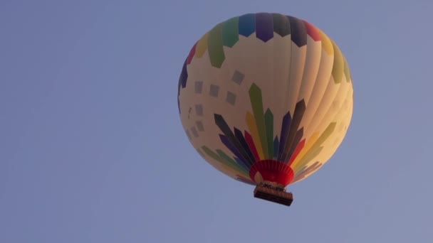 Hőlégballon Repül Kék Égen — Stock videók