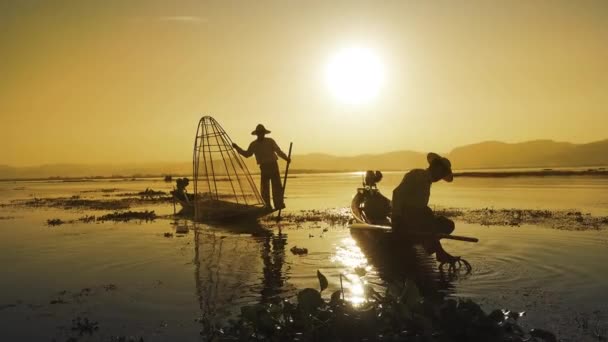 Myanmar Reiseattraktion Wahrzeichen Traditionelle Burmesische Fischer Mit Fischernetz Inle See — Stockvideo