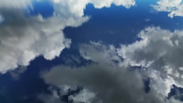湖の水の雲の反射と青空の空中トップビュー 抽象的な背景 — ストック動画