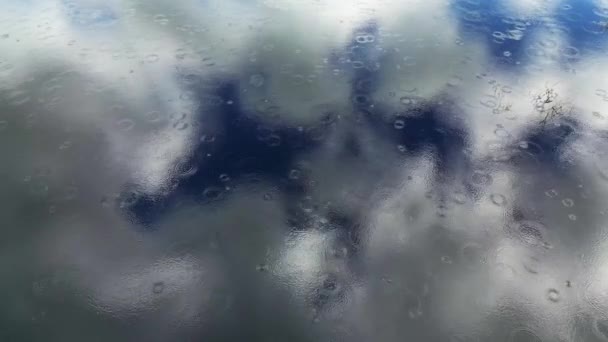 湖の水に雲の反射と空の空中トップビュー 雨滴のリング 抽象的な背景 — ストック動画