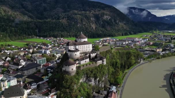 中世の城砦を持つKufstein町の空中ビューチロル オーストリア アルプスの山々 — ストック動画