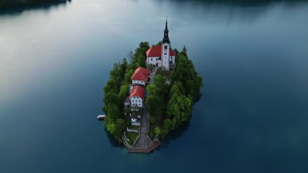 Воздушный Обзор Озера Блед Паломнической Церковью Успения Марии Небольшом Острове — стоковое видео