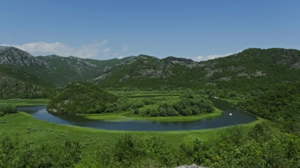 Csónak Gyönyörű Folyón Rijeka Crnojevica Között Hegyek Áramló Skadar Montenegró — Stock videók
