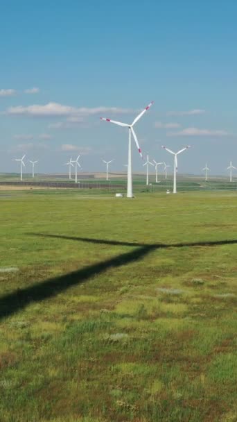 Yel Değirmenlerinin Veya Rüzgar Türbinlerinin Hava Görüntüsü Elektrik Enerjisi Üretmek — Stok video