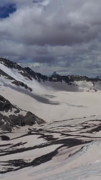 雪の空中ビューは コーカサス山脈 ロシアのピークをカバーした 垂直ビデオ — ストック動画