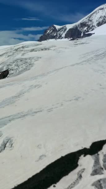 Rusya Daki Kafkas Dağları Nın Kar Manzaralı Zirveleri Dikey Video — Stok video