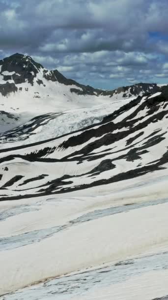 空中的雪景覆盖了俄罗斯高加索山脉的山峰 垂直录像 — 图库视频影像