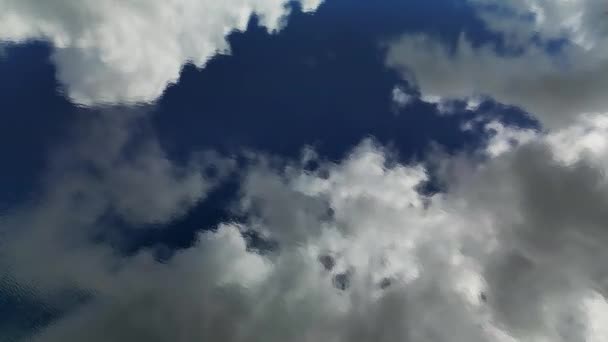 Levegő Tetejére Néző Kék Felhők Tükröződnek Víz Elvont Háttér — Stock videók