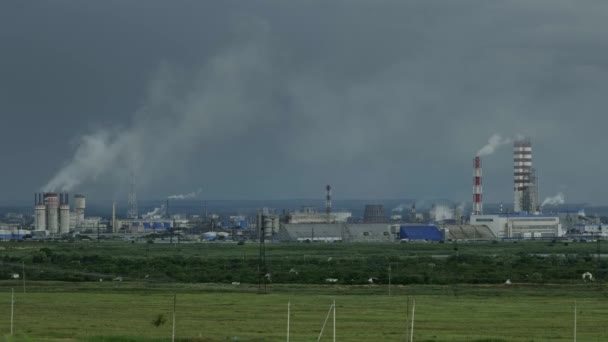 Planta Refinaria Petróleo Gás Com Fumaça Chaminé Indústria Petroquímica Negócios — Vídeo de Stock