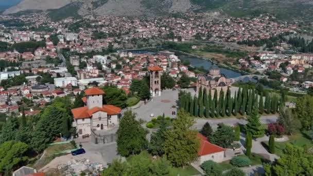 在Trebinje镇山顶上的Hercegovacka Gracanica东正教修道院的空中景观 波斯尼亚和黑塞哥维那 — 图库视频影像
