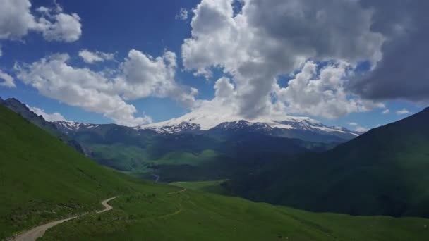 Prachtig Uitzicht Mount Elbrus Wolken Noord Kaukasus Bergen Rusland Inzoomen — Stockvideo