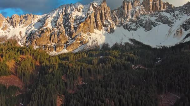 Luftaufnahme Von Atemberaubenden Felsigen Bergen Schnee Bei Sonnenuntergang Dolomiten Italien — Stockvideo
