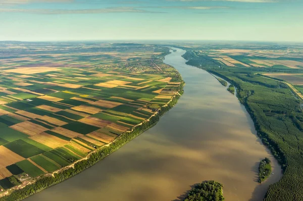 塞尔维亚多瑙河高岸多彩的田野的空中高景 — 图库照片