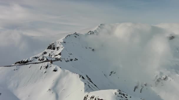 在雪地里俯瞰格罗索克纳什特劳斯的空中景色 奥地利阿尔卑斯山Grossglokner山附近的高山大路 — 图库视频影像