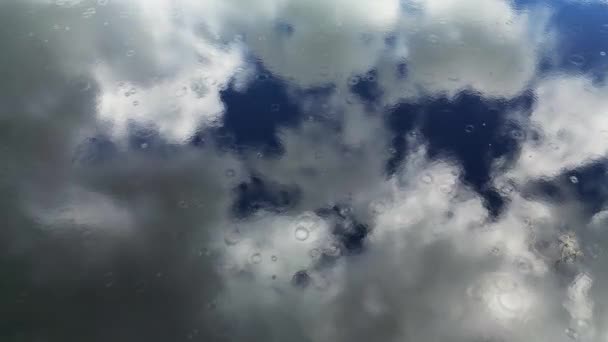 空中俯瞰天空 湖水倒映着云彩 雨滴环绕着 背景抽象 — 图库视频影像