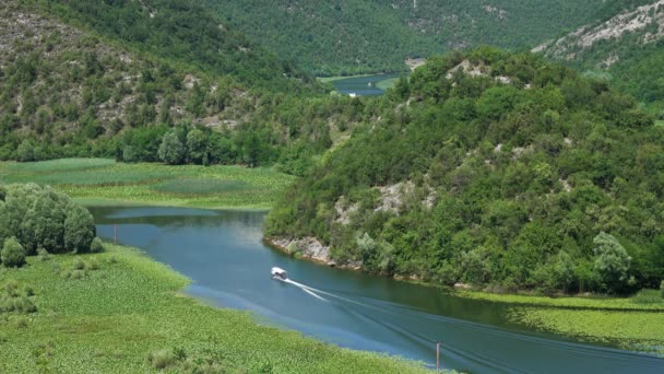 Σκάφος Στον Όμορφο Ποταμό Ριέκα Κρνογιέβικα Μεταξύ Των Βουνών Που — Αρχείο Βίντεο