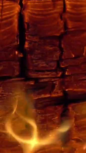 Палаючий Вогонь Дрова Вугілля Крупним Планом Каміні Вертикальне Відео — стокове відео