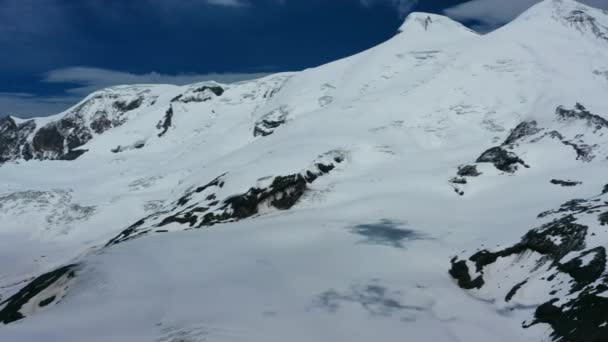 Vista Panorâmica Aérea Monte Elbrus Coberto Neve Montanhas Cáucaso Rússia — Vídeo de Stock