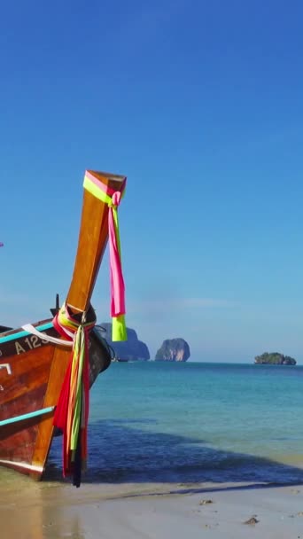长尾船在泰国克拉比的热带海滩 普朗朗海滩和岩石上 垂直录像 — 图库视频影像