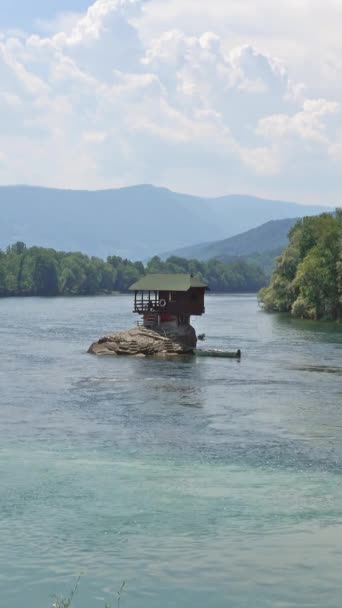 Μοναχικό Σπίτι Στον Ποταμό Ντρίνα Στην Μπαγίνα Μπάστα Της Σερβίας — Αρχείο Βίντεο
