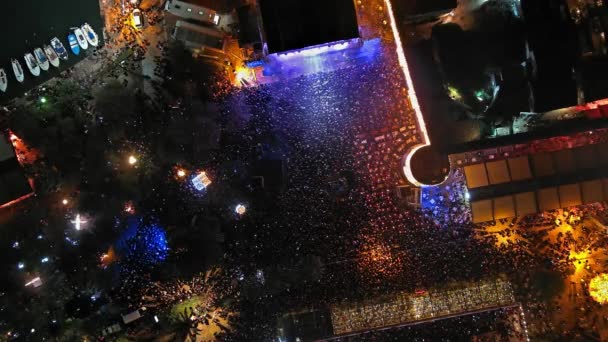 Luftaufnahme Der Menschenmenge Bei Einer Nächtlichen Feier Konzert — Stockvideo