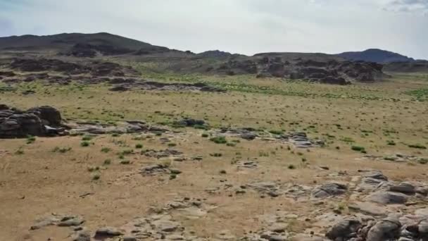 蒙古戈壁沙漠Baga Gazriin Chuluu花岗岩山顶上的岩层和堆放石块的空中景观 — 图库视频影像