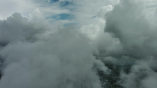 Voando Através Belas Nuvens Brancas Fofas Céu Azul Fundo Viagem — Vídeo de Stock