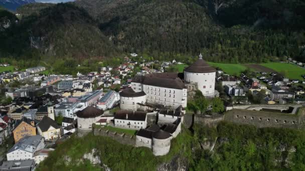 奥地利蒂罗尔的库夫施泰因城与中世纪城堡城堡的空中景观 阿尔卑斯山 — 图库视频影像