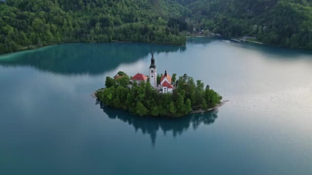 Vista Aérea Torno Lago Bled Com Igreja Peregrinação Assunção Maria — Vídeo de Stock