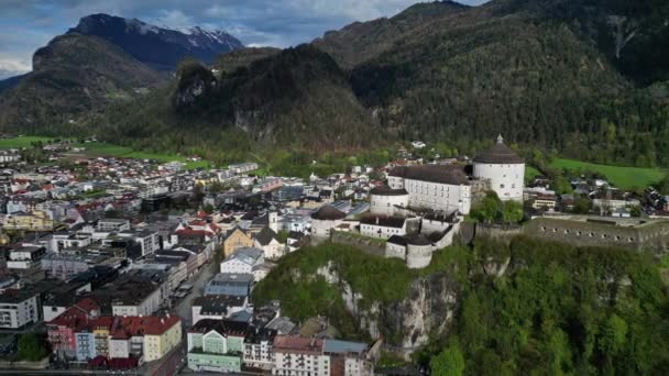 奥地利蒂罗尔的库夫施泰因城与中世纪城堡城堡的空中景观 阿尔卑斯山 — 图库视频影像