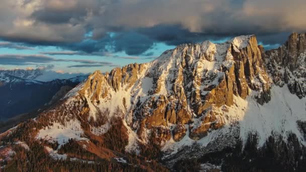Luftaufnahme Von Atemberaubenden Felsigen Bergen Schnee Bei Sonnenuntergang Dolomiten Italien — Stockvideo